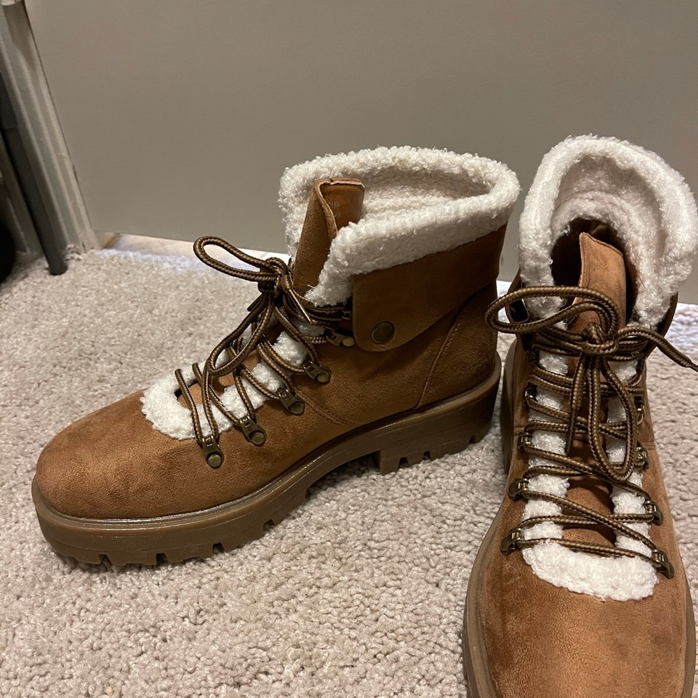 Women’s fuzzy boots